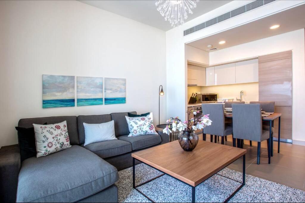 A Luxury Aprt 2 Bedrooms Balcony With Wonderful View Mall Access Hi Speed Wifi Beach Access & Much More For Family Only Samaheej Exterior photo
